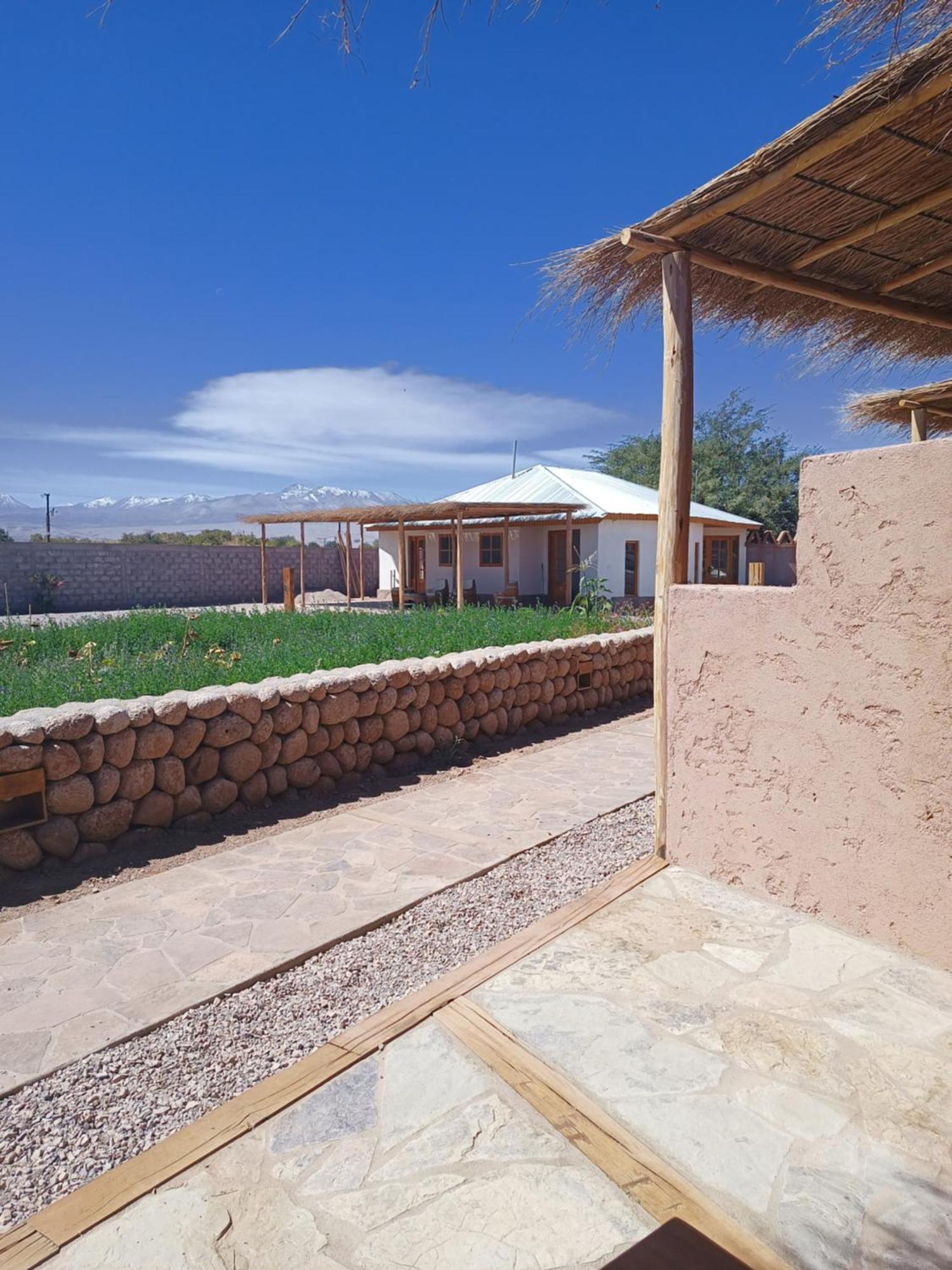 Tiunur Lodge Solor Bagian luar foto